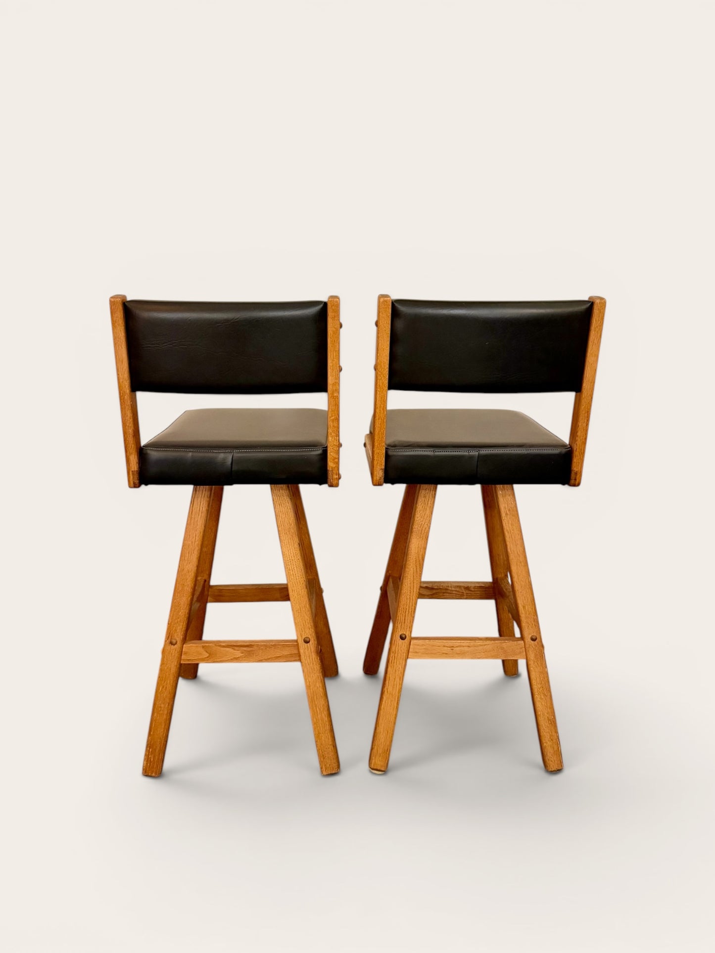 Pair of Vintage Sun Country Oak Co. Bar Stools in Excellent Condition