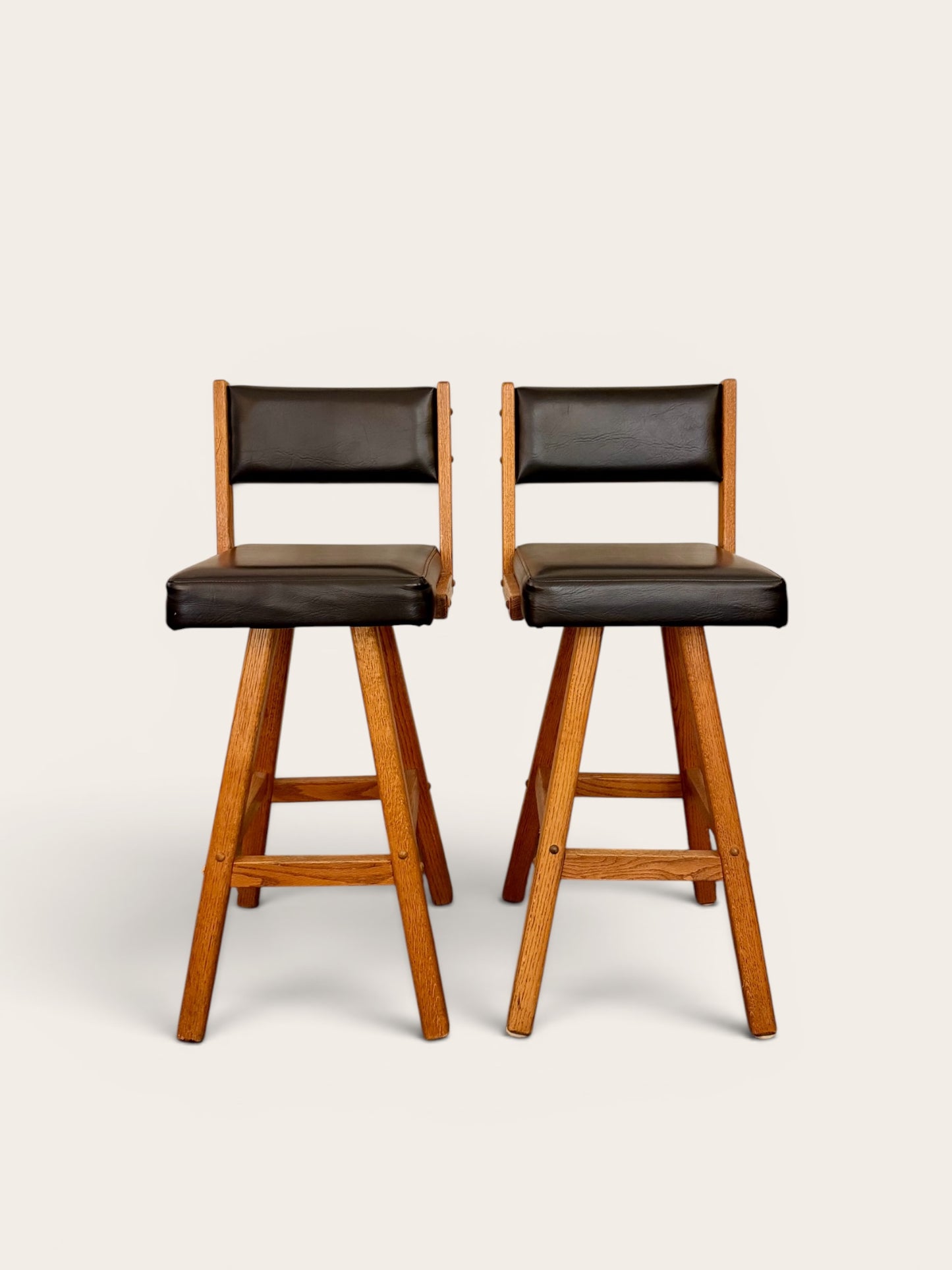 Pair of Vintage Sun Country Oak Co. Bar Stools in Excellent Condition