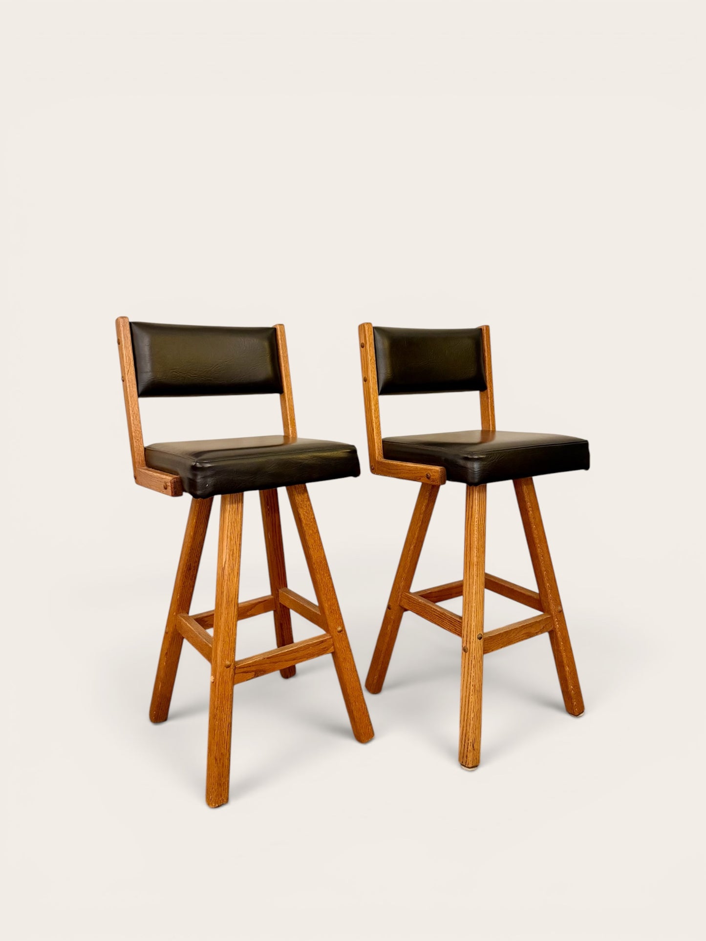 Pair of Vintage Sun Country Oak Co. Bar Stools in Excellent Condition