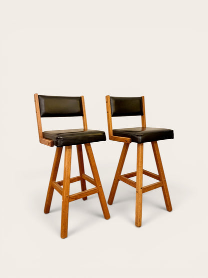 Pair of Vintage Sun Country Oak Co. Bar Stools in Excellent Condition