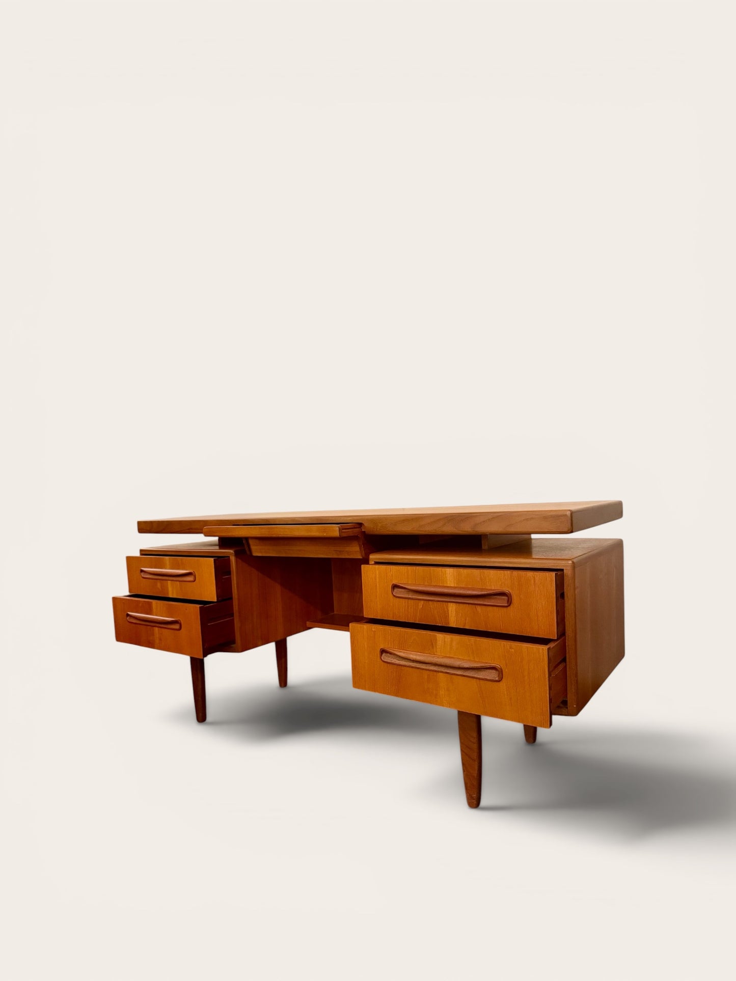 Vintage MCM Teak Fresco Desk by Viktor Wilkins for G-Plan, 1960s