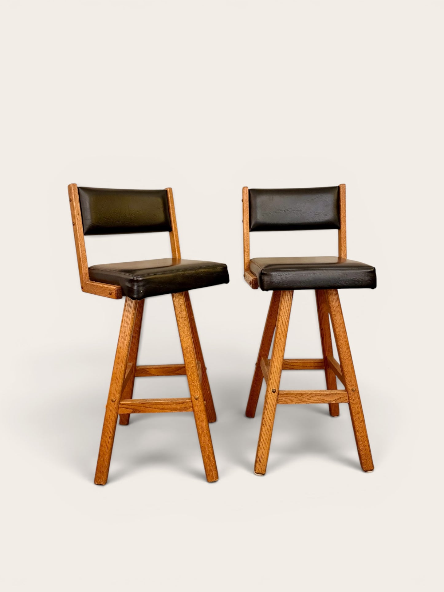 Pair of Vintage Sun Country Oak Co. Bar Stools in Excellent Condition