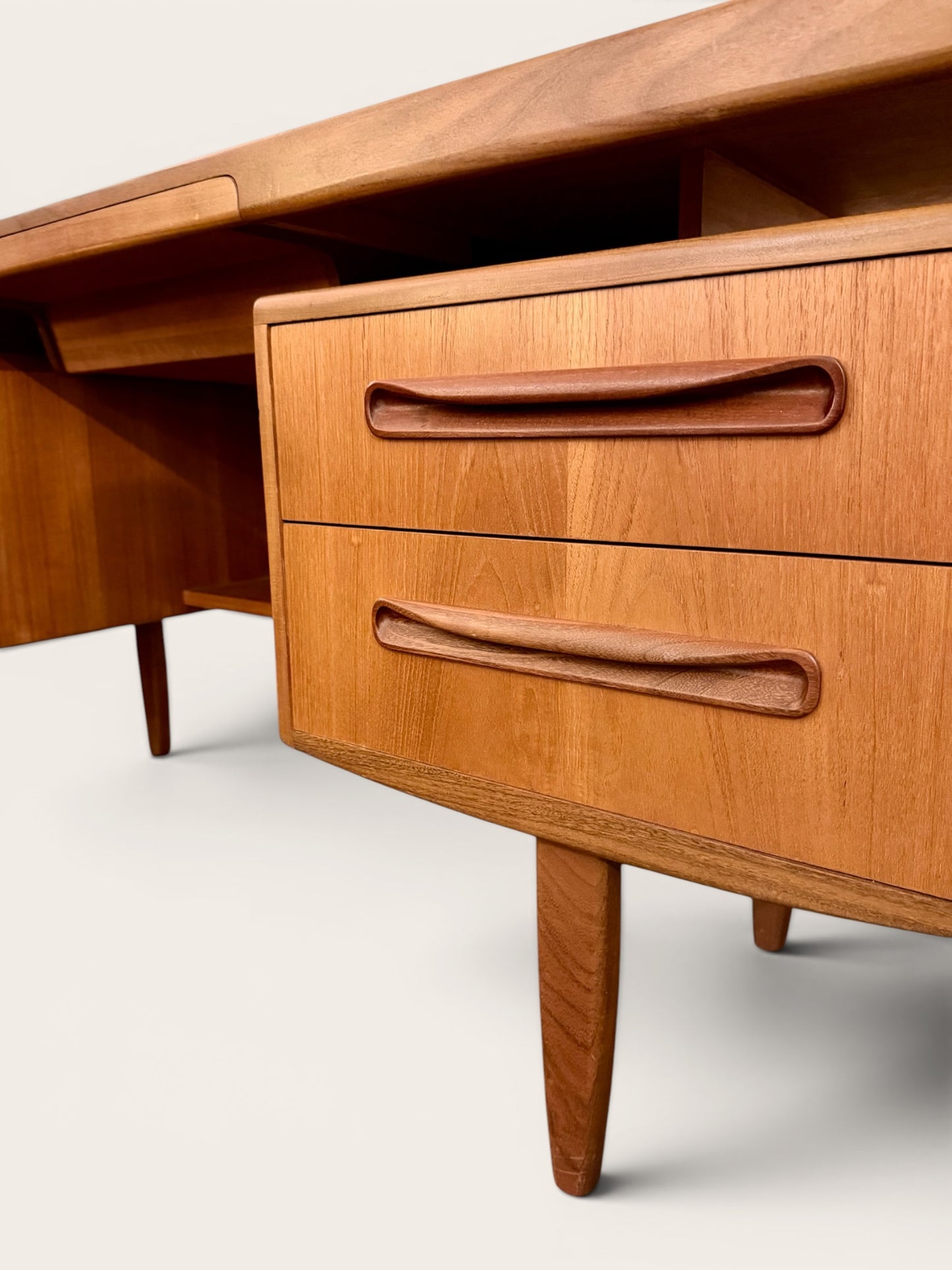 Vintage MCM Teak Fresco Desk by Viktor Wilkins for G-Plan, 1960s