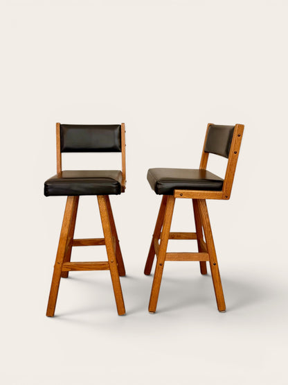 Pair of Vintage Sun Country Oak Co. Bar Stools in Excellent Condition