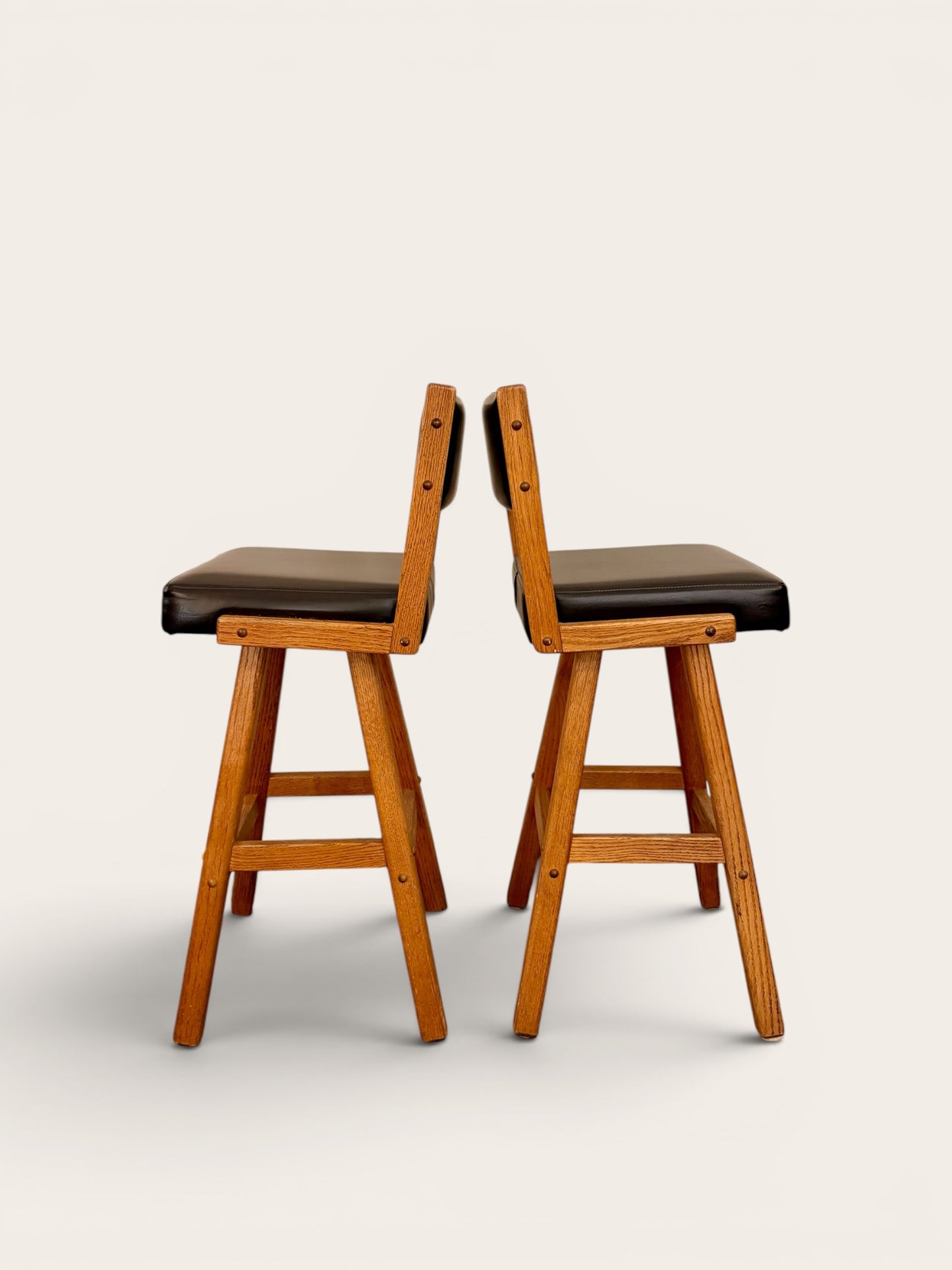 Pair of Vintage Sun Country Oak Co. Bar Stools in Excellent Condition