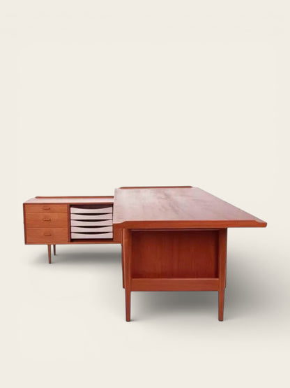 Arne Vodder Model 207 Vintage MCM Executive Desk (Sibast, Denmark, 1960s)