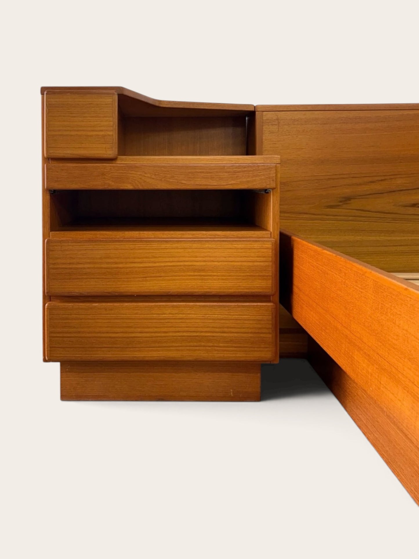 Vintage MCM Scan Coll of Denmark Queen Platform Bed + Kibaek Møbelfabrik Teak Light Bar